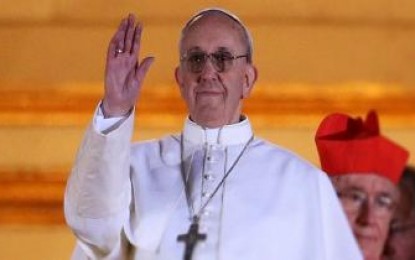 بابا الفاتيكان ينتقد “الرأسمالية المتوحشة” اثناء زيارة لمطعم للفقراء