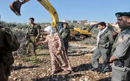 الاحتلال الاسرائيلي يجرف اراضي جنوب الخليل ويعتقل 3 فلسطينيين