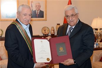 عباس يقلد حواتمة وسام نجمة الشرف من الدرجة العليا