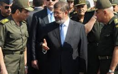 مرسي يجتمع بقادة الجيش تحضيراً لتحرك عسكري في سيناء