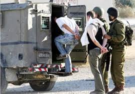 الاحتلال يعتقل 5 فلسطينيين ويحتجز عددا من معلمي مدرسة بالخليل
