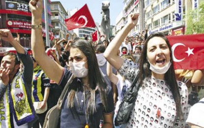 الاحتجاجات ضد اردوغان تتصاعد مع إضراب نقابي