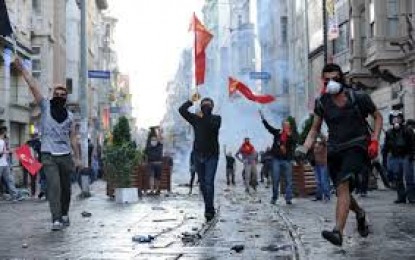 الشرطة تقتحم ساحة تقسيم مركز التظاهرات في اسطنبول