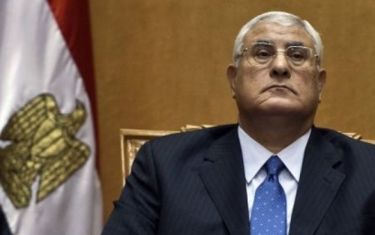الرئيس المصري يجتمع بمجلس الدفاع لبحث التطورات الأخيرة