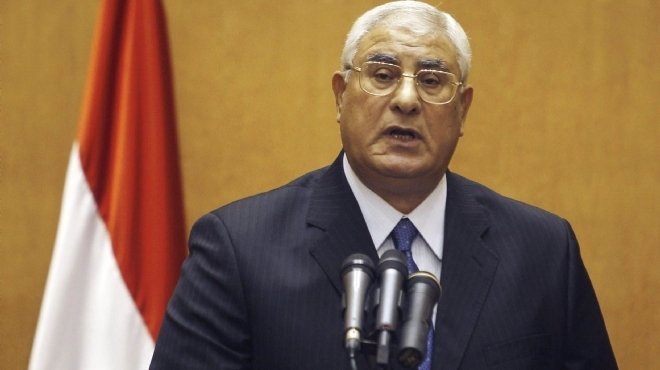 الرئيس المصري المؤقت يصدر قرارا بتشكيل اللجنة القانونية الخاصة بتعديل الدستور
