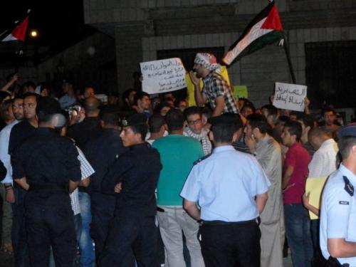 العشرات أمام السفارة الإسرائيلية إحتجاجاً على إتفاقية ‘برافر’