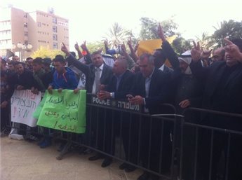 مئات من فلسطينيي النقب يتظاهرون أمام محكمة الصلح في بئر السبع