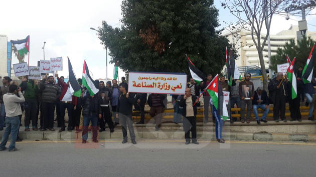 محتجون يحملون “نعشا رمزيا” أمام وزارة الصناعة والتجارة