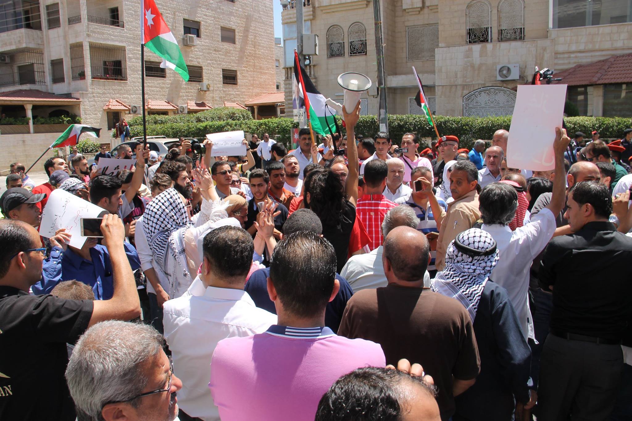 معتصمون يطالبون بإغلاق سفارة العدو الصهيوني وإلغاء معاهدة وادي عربة
