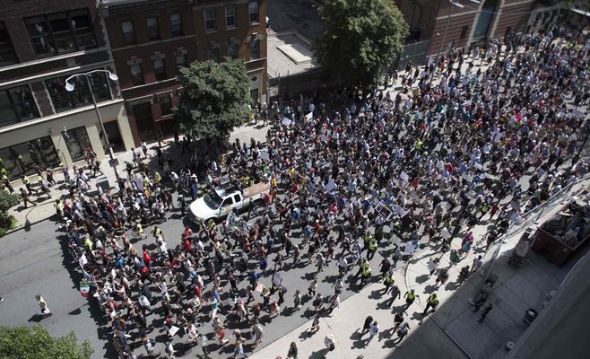 آلاف المتظاهرين في بوسطن ضد “عنصرية ترامب”