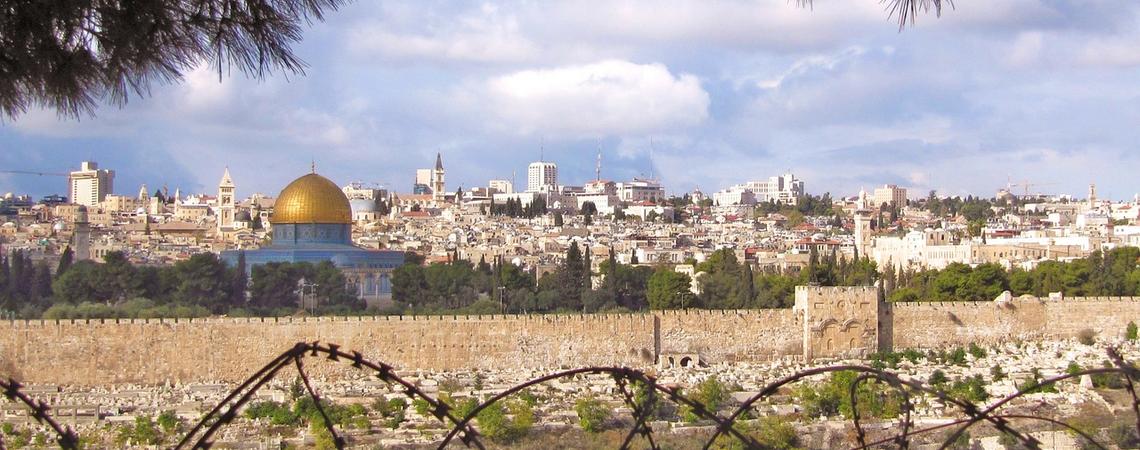 الاحتلال الإسرائيلي يتواصل مع عشر دول “على الأقل” لتنقل سفاراتها إلى القدس