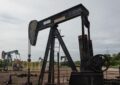 النفط يهبط 2% في بداية التعاملات الآسيوية