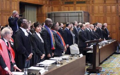 50 محاميا من جنوب أفريقيا يعتزمون مقاضاة الإدارة الأمريكية والحكومة البريطانية بسبب تواطؤهما بجرائم الاحتلال