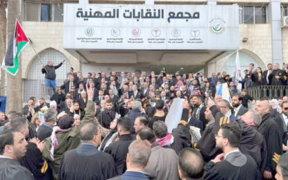 دعما لفلسطين  وللمقاومة الباسلة مسيرة حاشدة للمحامين من امام قصر العدل الى مجمع النقابات  المهنية في عمان